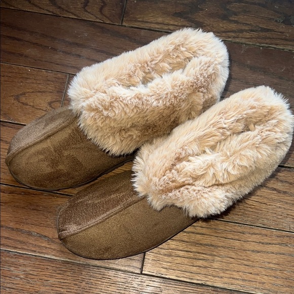 Shoes - Cozy Women's Faux Fur Lined Slippers - Brown